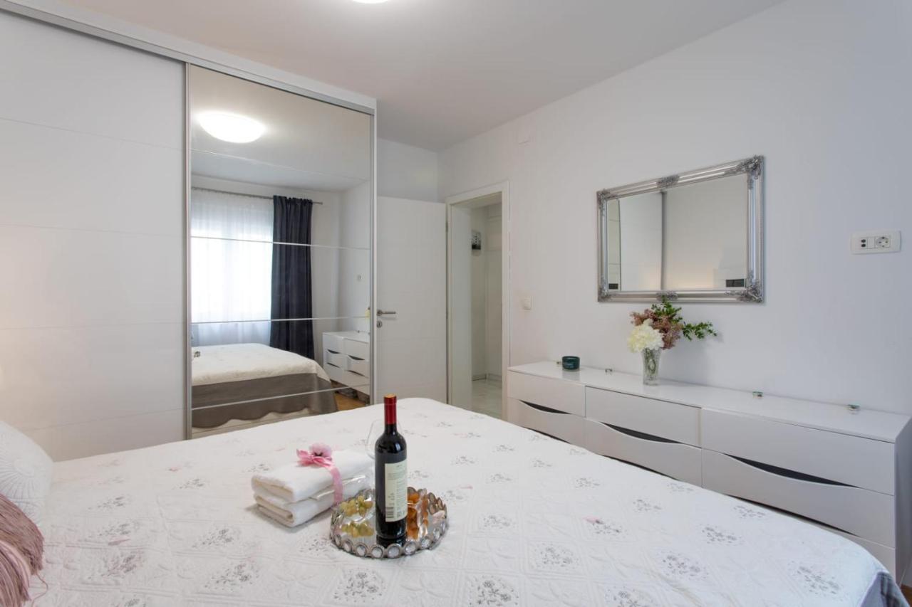 Lux Apartment Ema Kaštela Esterno foto